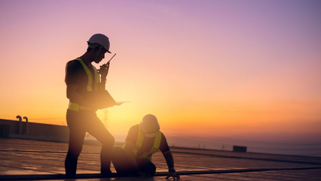 trabajadores con paneles solares