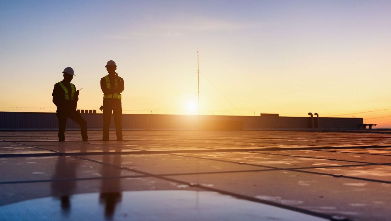 paneles solares al atardecer